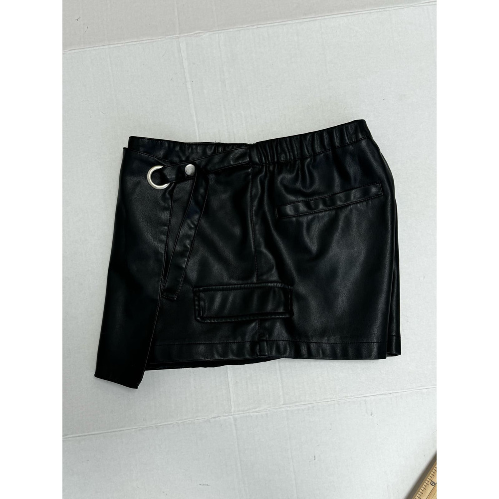 Forever 21 Women's Faux Leather Mini Skort Size S Black‎